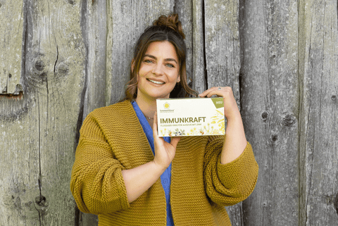Frau-haelt-Immunkraft-von-SonnenMoor