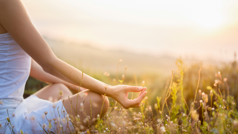 Frau_macht_Yoga_in_der_Natur