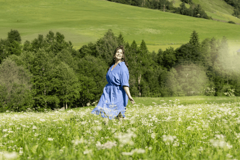 Frau geht in Blumenwiese